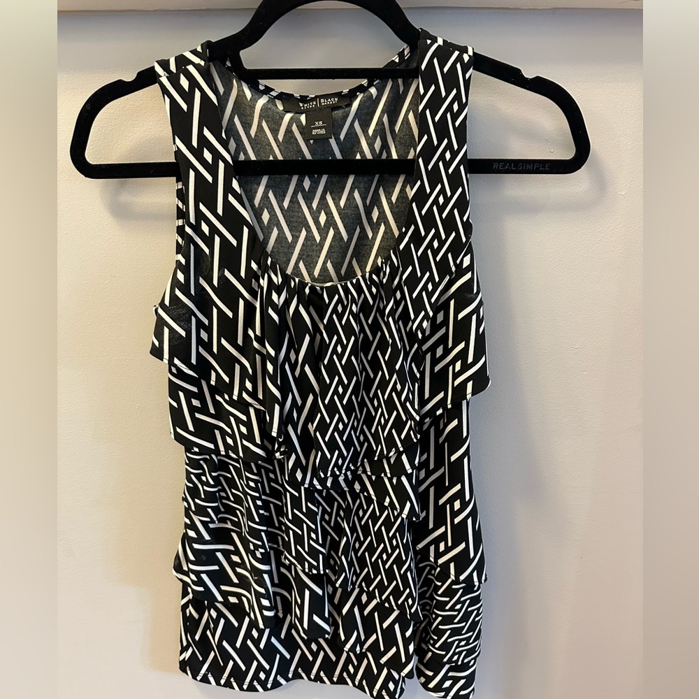 White House Black Market XS black & white herringbone pattern sleeveless blouse